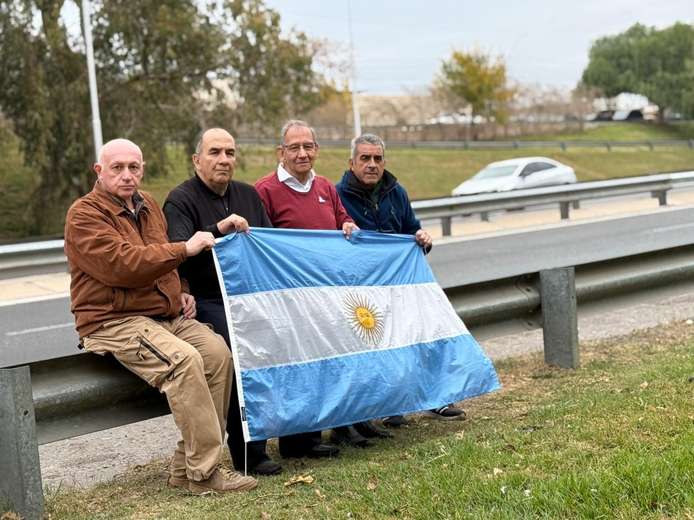 &nbsp;ORGULLO. Sarmiento, Andrada, Masiero y Riveros posan con la bandera argentina. (FOTOS: DANIEL ARIAS)