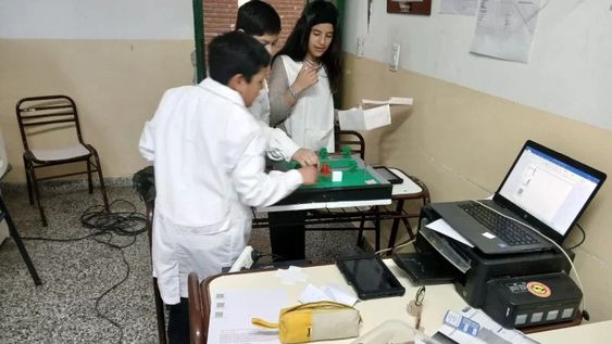 Van por la gloria. Los chicos de la Escuela Vieytes quedaron seleccionados entre los 5 que definirán el ganador de las Olimpiadas de Robótica Nacional.