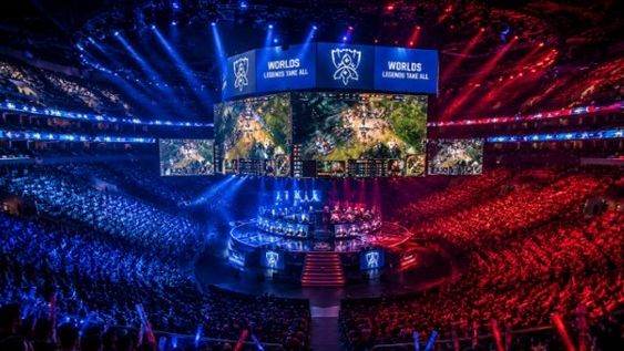 Arena repleta de aficionados durante una gran final internacional de esports