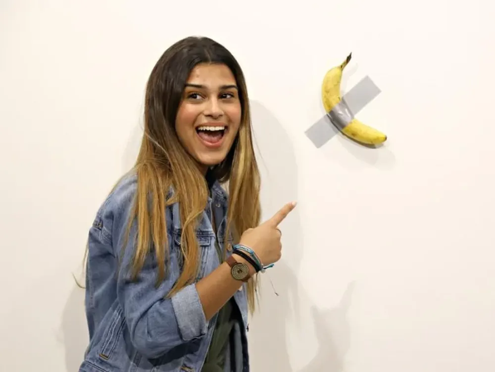 Un artista despegó la banana valuada en 120.000 dólares y se la comió
