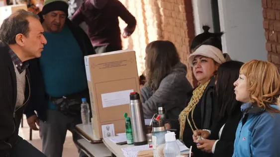 Hubo rondas de mate para poder hacerles frente al aburrimiento y al frío en las escuelas