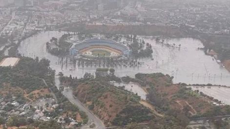El huracán Hilary dejó un muerto en México y llegó a Estados Unidos causando inundaciones