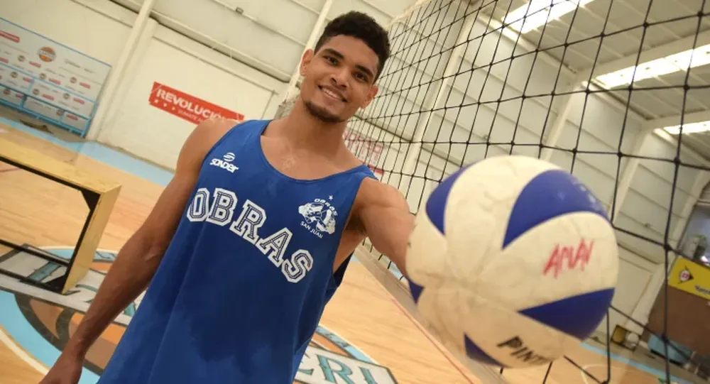 Obras fichó un opuesto, tiene listo el plantel y ya le apunta a la Liga