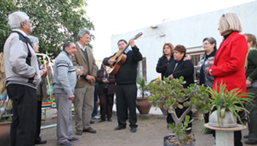 Con serenatas, homenajean a vecinos destacados de Villa Krause
