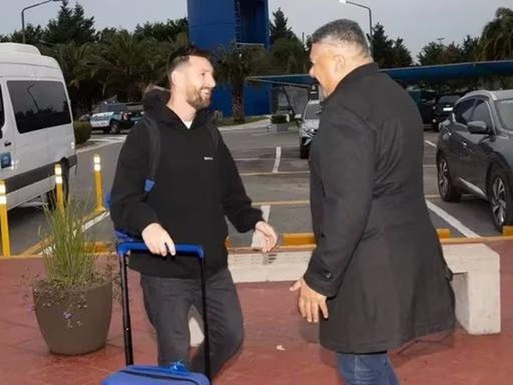 Cuánto cuesta el buzo que Messi usó para llegar a Argentina y por qué lo quieren todos