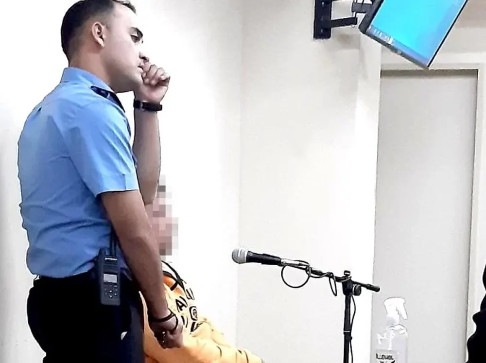 Denunció que su pareja la violó en la misma cama en la que dormía su beba