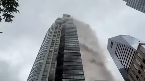 Incendio en una torre de Puerto Madero: el fuego tomó ocho pisos y hubo 100 evacuados