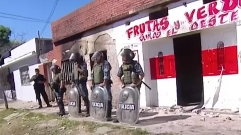 [VIDEO] El momento en que un joven de 22 años queda en medio de una pelea narco y es asesinado a balazos