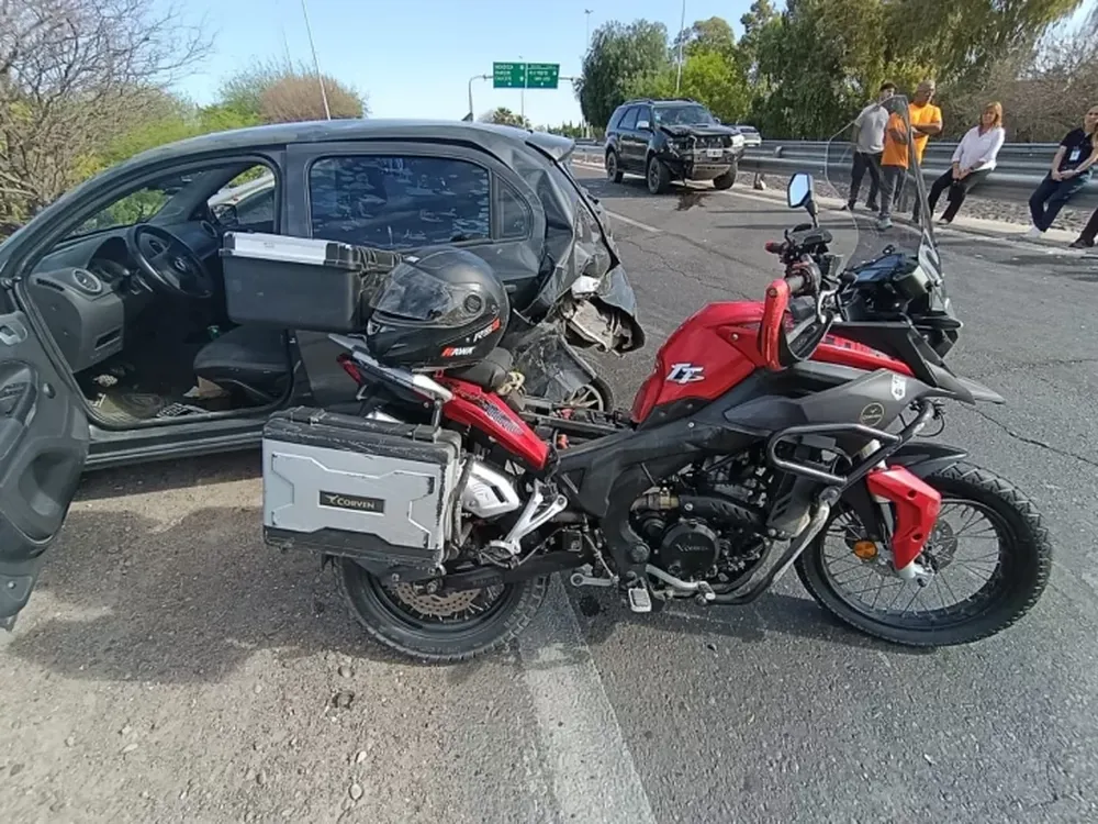 Fuerte choque en cadena en Avenida de Circunvalación terminó con un motociclista hospitalizado