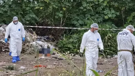 Macabro hallazgo: encontraron el cuerpo de una joven envuelto en bolsas en un descampado