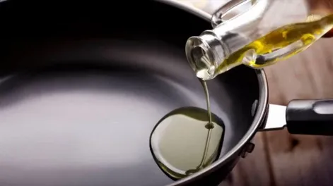 ANMAT prohibió la venta de 2 marcas de aceite de oliva: una de ellas emanaba “olor fétido”