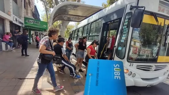 Por la escasez, en los kioscos venden la tarjeta Sube hasta 2 veces más cara