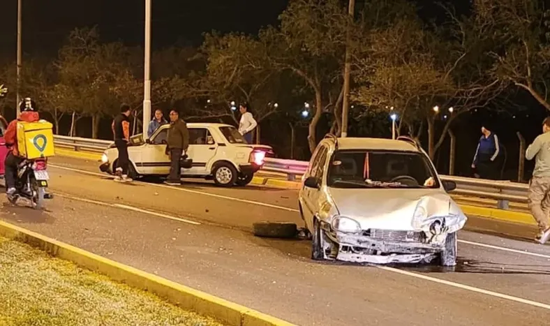 Impresionante choque entre vehículos que corrían una picada, terminó con los autos en el carril contrario