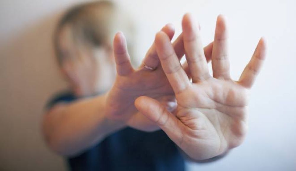 Se enojó porque su pareja recibió un mensaje de cumpleaños y la atacó: fue condenado