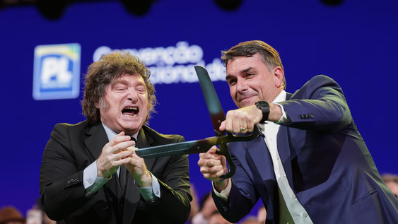 Javier Milei viajó a São Paulo para la proclamación de Flávio Bolsonaro y allí llamó “presidiario” y “ladrón” a Lula.