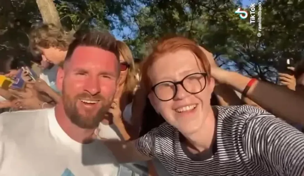 Un tiktoker fue multado por 400.000 pesos por molestar a Lionel Messi en su casa de Rosario