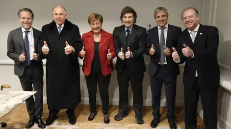 Comitiva. El grupo encabezado por el presidente Milei se reunió ayer con la titular del FMI, quien le brindó un apoyo clave al mandatario argentino al término del cónclave en Estados Unidos.