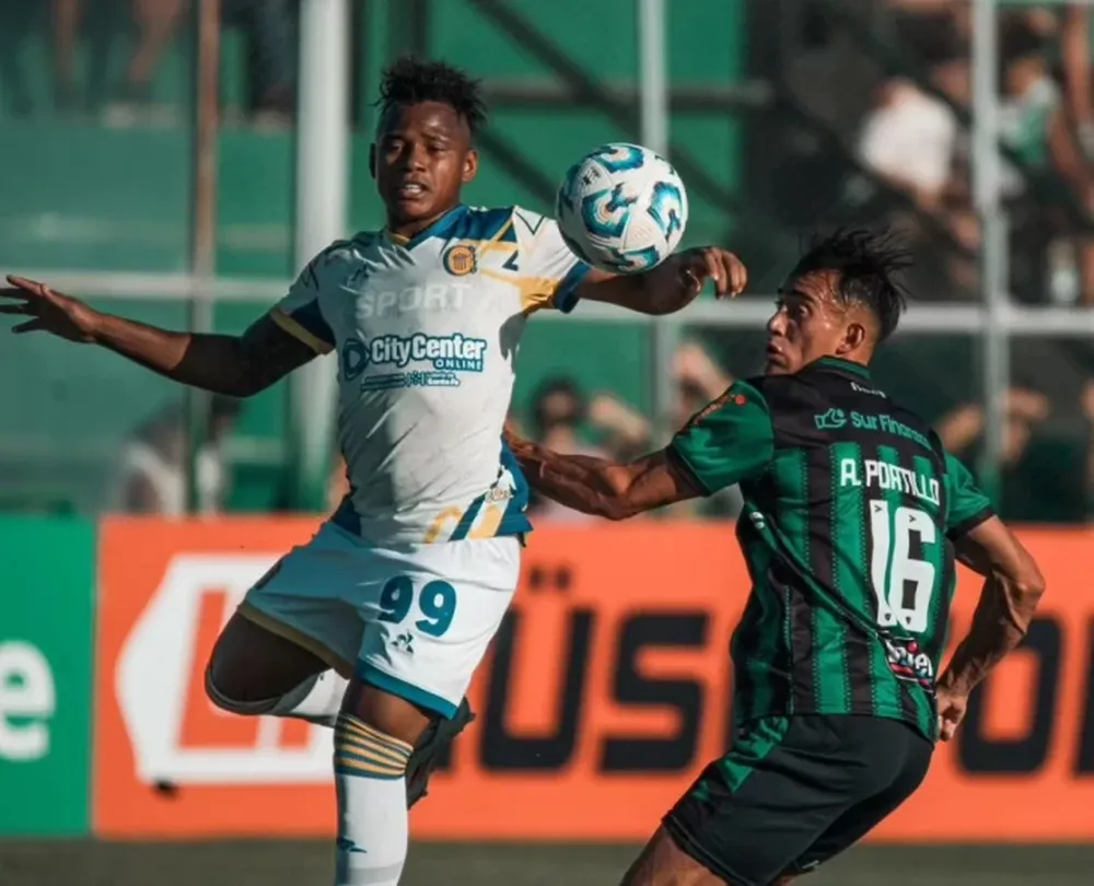 Ayrton Portillo, de buen desempeño en los dos partidos que jugó, marca al colombiano Campaz de Rosario Central. Fue empate 0-0 en Concepción. Hoy el Verdinegro buscará hacer un gol en Junín.