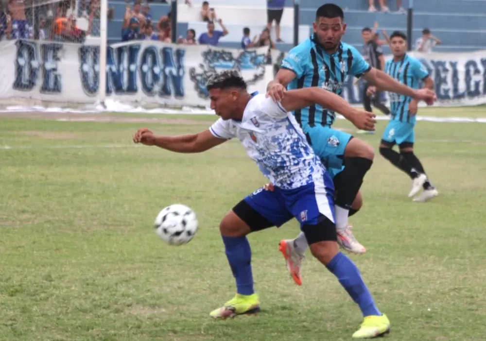 Goleador. Luciano Rivero aguanta la marca de un defensor de Marquesado. Unión hizo lo que tenía que hacer y clasificó en el Regional.