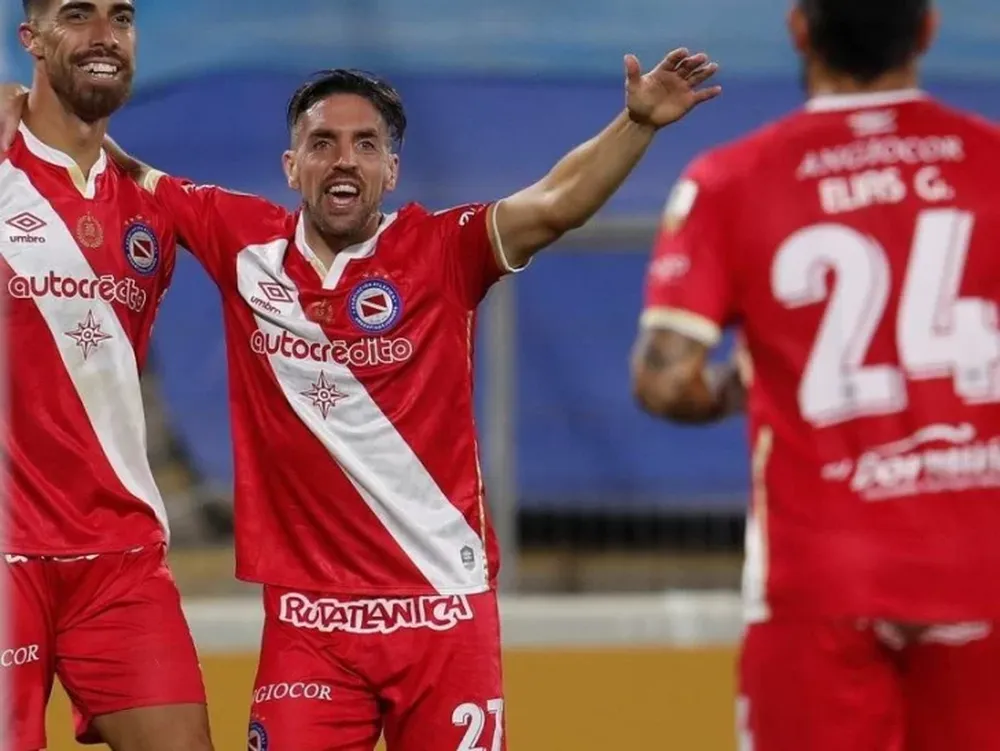 En Chile, Argentinos venció a Universidad Católica y se afirma como puntero