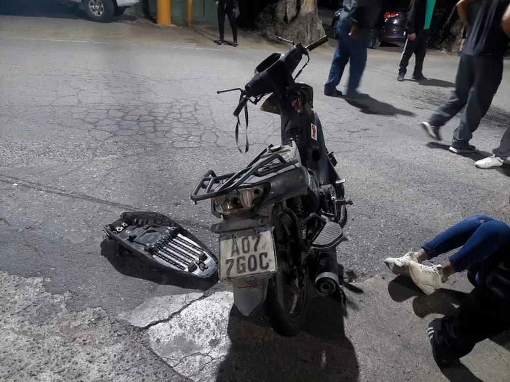 Una mujer resultó herida al chocar la moto en la que se trasladaba