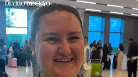 Elisabeth, la voluntaria de la FIFA que recibió al enviado especial de DIARIO DE CUYO, Rodrigo Nacif.