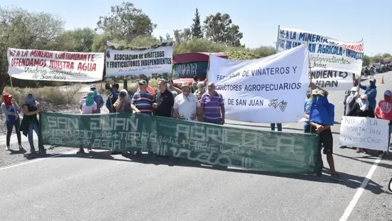 Protesta de los viñateros en 25 de Mayo por el bajo precio de la uva
