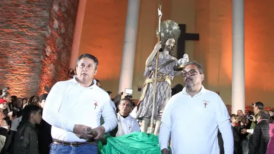 La gente usó la fogata para pedirle al Bautista por la juventud y la paz social