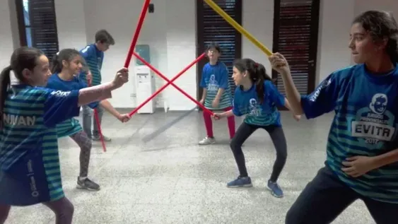 Ahora, los chicos hacen desde lucha hasta nado sincronizado