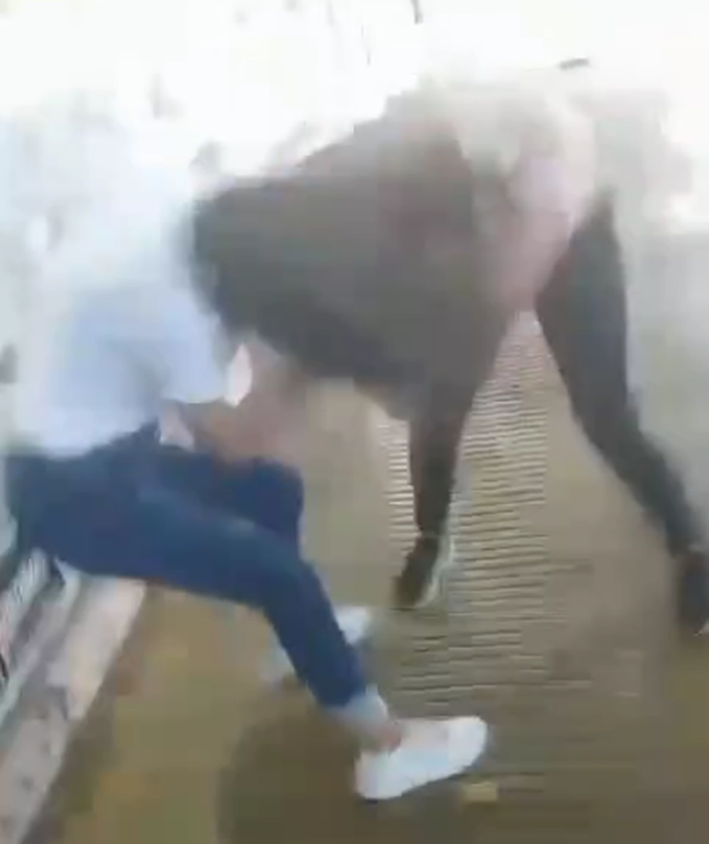 [VIDEO] Por una pelea en Facebook, dos adolescentes se trenzaron a golpes en pleno centro