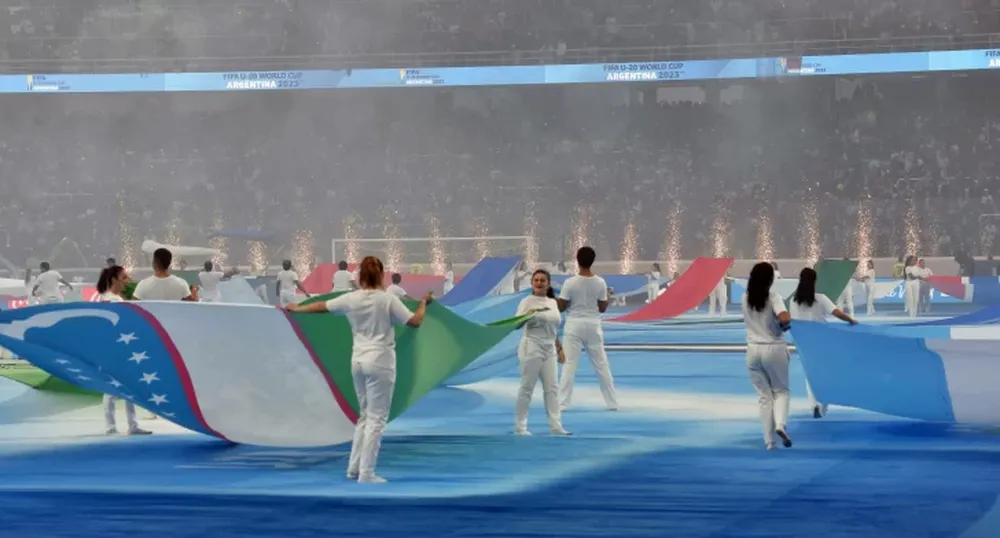 Comienzo de tango, folclore y banderas