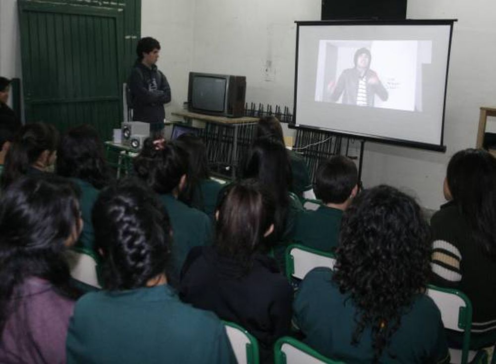 Películas por juguetes, en la escuela de Comercio