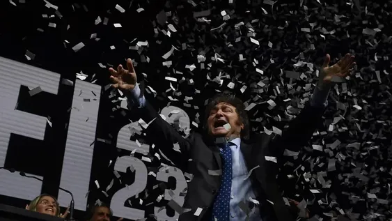 De panelista económico en la TV a ‘gladiador’ con una motosierra