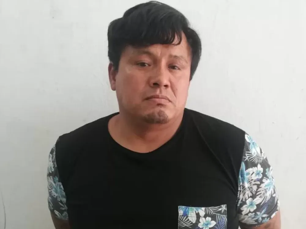 Pasó la noche bebiendo, agredió a su mujer, se enojó por el desayuno de su hijo y la desafió