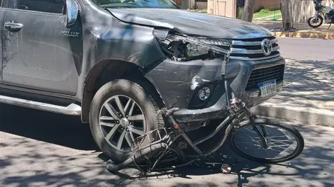 Ciclista fue embestido por una camioneta y sufrió politraumatismos