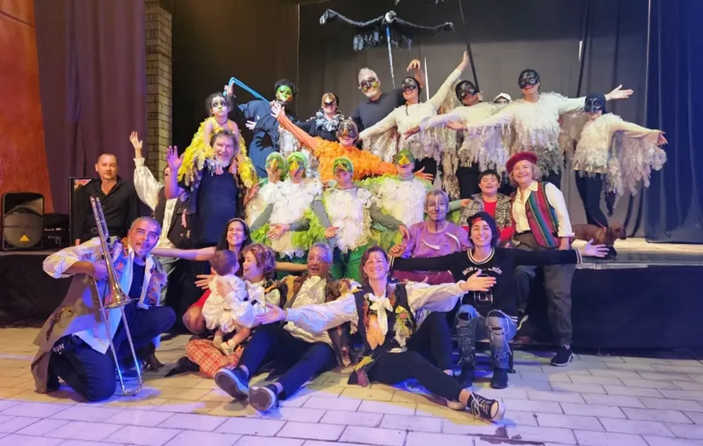 VIAJER@S y Una higuera pa contar están cargadas de comedia, poesía, metáforas, danzas y canciones cuyanas, para que el público disfrute, se conmueva y piense.