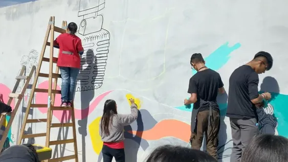 Pintaron un gran mural en su colegio para embellecerlo y dejar su huella