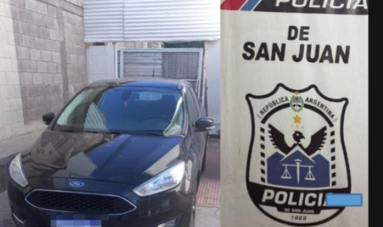 El auto decomisado que sospechosos de un robo en Rawson usaron para escapar.