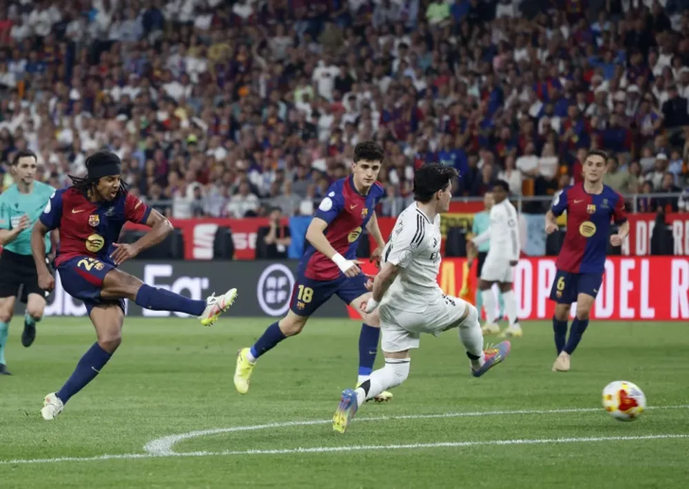 DECISIVO. El francés Koundé se animó y le pegó desde afuera del área.Golazo para que Barcelona gane la Copa del Rey.