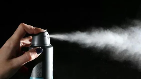 Dos personas murieron al inhalar un aerosol de ambiente comprado en un supermercado
