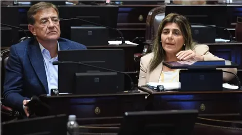 LOS SENADORES mendocinos Rodolfo Suárez y Mariana Juri.
