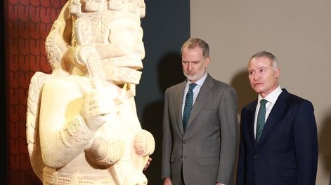 El Rey Felipe VI y el embajador de México en España, Quirino Ordaz Coppel, durante la visita a una exposición sobre el pueblo indígena mexicano realizada en Madrid.