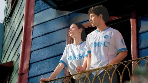 La indumentaria combina un fondo blanco con finas tiras verticales en color celeste, evocando de forma directa la camiseta de la Selección Argentina.&nbsp;