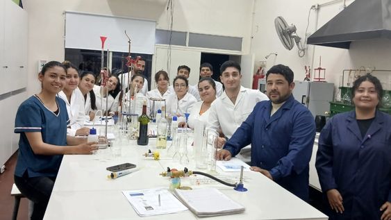 Alumnos y docentes del instituto, durante una práctica de laboratorio en la sede de la Escuela Fontana. La institución, que este año cumple tres décadas, prepara para 2027 su mayor reforma académica.