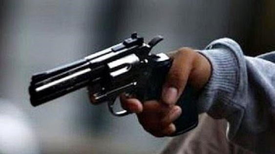 Amenazó a una chica de 14 años con un arma para intentar robarle el celular