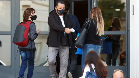 El Gobierno analiza un plan para clases con “presencia administrada”
