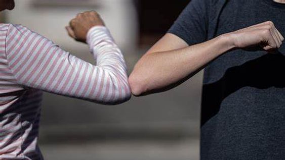 Beso, puño o codo: cómo saludar ahora, según los especialistas