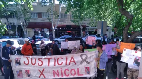 Unas 50 personas reclamaron justicia para la joven asesinada de un tiro el pasado sábado. Por el caso hay un detenido.
