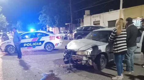 Por el choque entre un auto y un patrullero, dos autos estacionados terminaron dañados