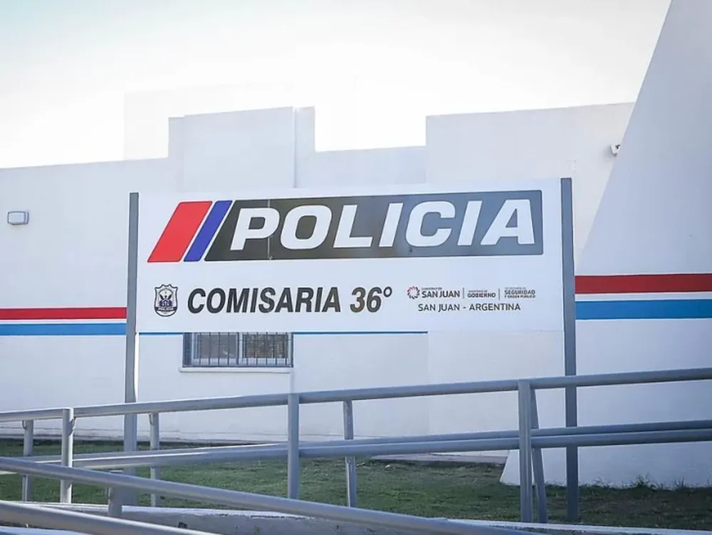 Una camioneta transportaba un elevador y un carro y volcó en el Lateral de la Ruta 40